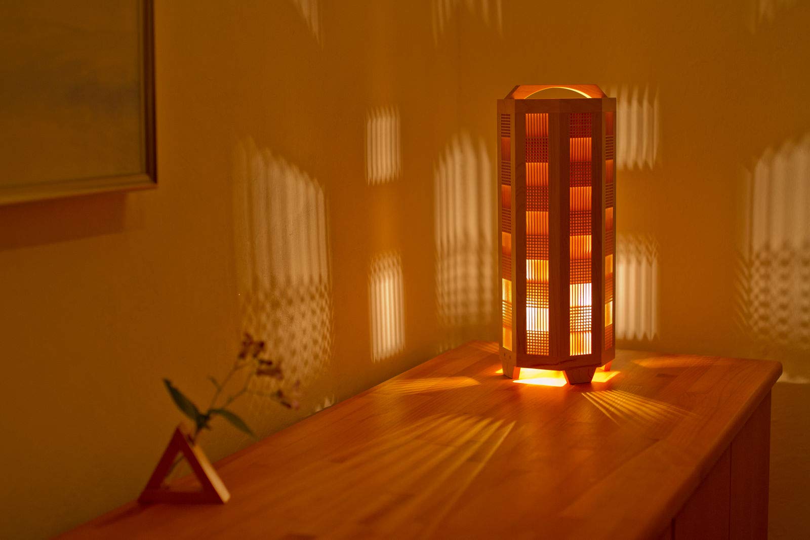 木のあかり　ライト　ランプ　工芸品　手作り　組子　青森ヒバ　インテリア Amazon.co.jp : 木のあかり 風(ふう) 中型ランプ 組子照明 国産手作り